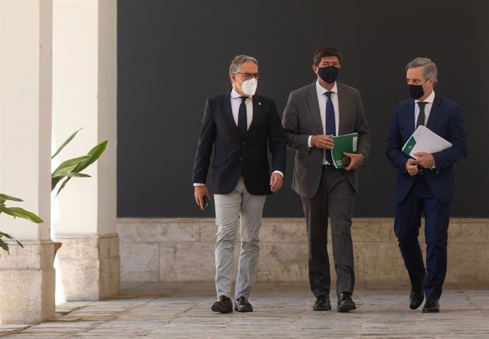 Archivo - El vicepresidente y consejero de Turismo, Regeneración, Justicia y Administración Local, Juan Marín (c); el consejero de Presidencia, Administración Pública e Interior, Elías Bendodo (i), y el consejero de Hacienda y Financiación Europea, Juan