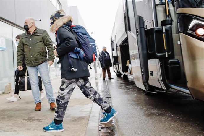 Un niño refugiado ucraniano a su llegada en un autobús procedente de Polonia, al Hospital de Emergencias Enfermera Isabel Zendal  