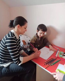 Una fanilia ucraniana a salvo en un centro de Aldeas Infantiles SOS