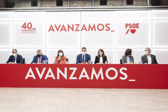 Archivo - Pedro Sánchez y la dirección del PSOE
