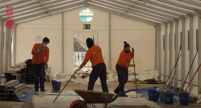 Trabajadores en el hospital de campaña de Valncia, preparando el traslado de varios módulos hacia la Ciudad de la Luz de Alicante para la acogida de personas refugiadas