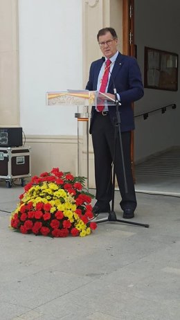 El alcalde de Burguillos ante el Ayuntamiento en una imagen de archivo.