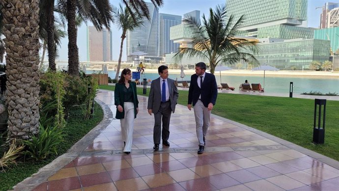 El consejero Antonio Luengo y la directora general de Agricultura, Remedios García, junto al Embajador español en Emiratos Árabes Unidos, Íñigo de Palacio