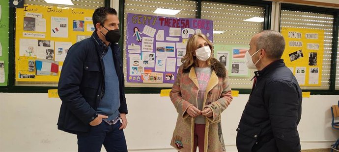 La delegada territorial de Educación en Córdoba, Inmaculada Troncoso, en su visita al CEIP Juan de Mena tras las obras de mejora.