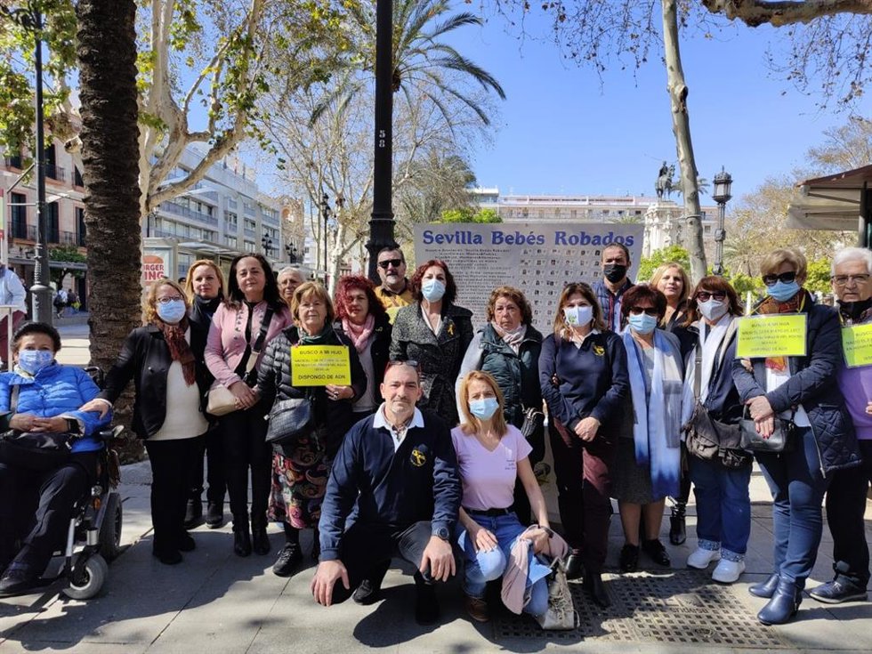 Concentración de Sevilla Bebés Robados en la Plaza Nueva en foto de archivo.