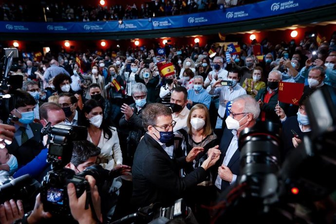 El acto de Núñez Feijóo convoca a militantes del PP y a diputados de CS y VOX que apoyaron al Gobierno de López Miras