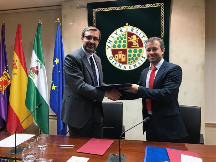 Archivo - Imagen de archivo de la firma de un protocolo general de actuación entre la UJA y el Ayuntamiento de Jaén suscrito por el rector, Juan Jómez, y el alcalde, Julio Millán.