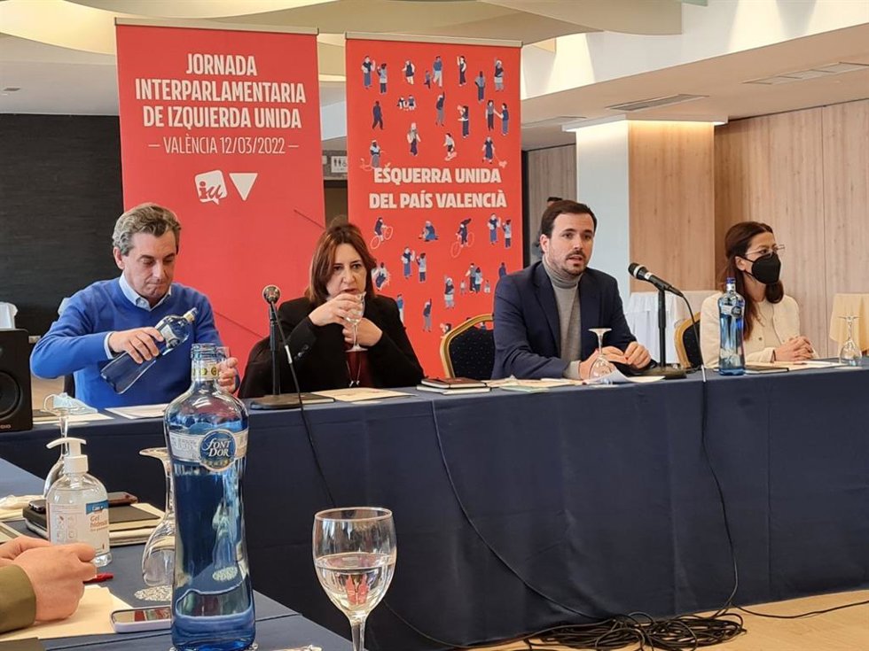 El coordinador general de Izquierda Unida (IU), Alberto Garzón, y la coordinadora general de Esquerra Unida del País Valenci (EUPV), Rosa Pérez Garijo, en la inauguración de la sesión Interparlamentaria de Izquierda Unida