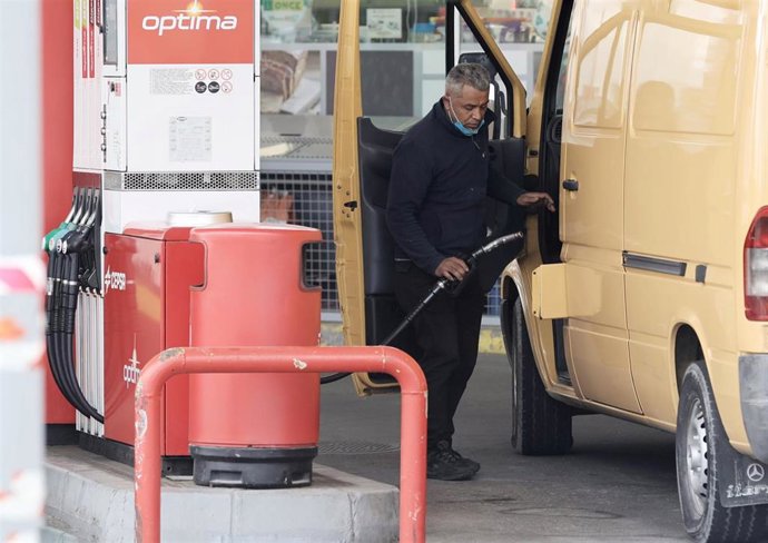 Una persona reposta combustible, en una furgoneta, en una gasolinera de CEPSA, a 9 de marzo de 2022, en Madrid (España)