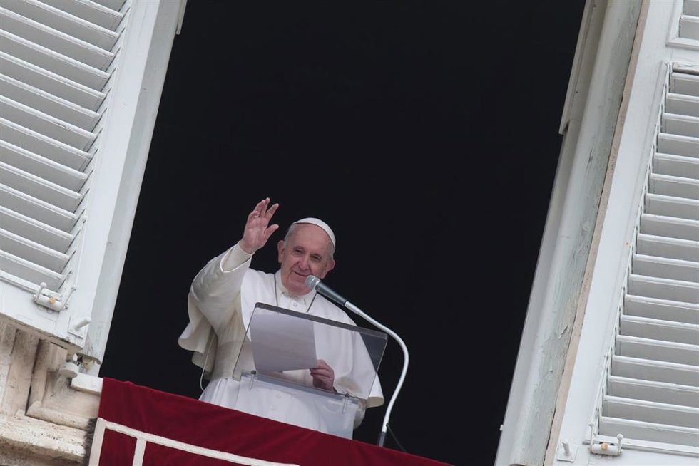 Archivo - El Papa en un rezo del ángelus.