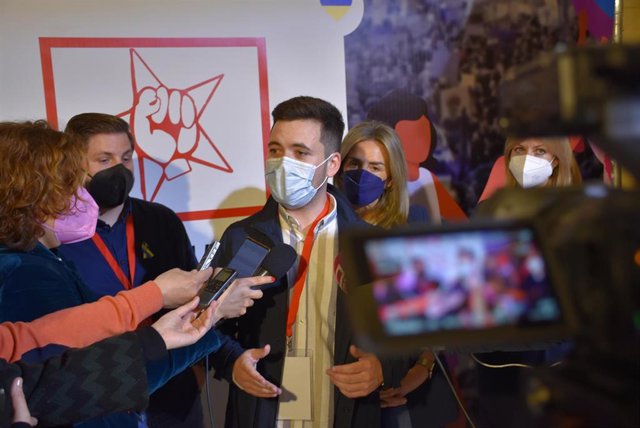 El futuro secretario regional de JJSS, Álvaro Toconar, atiende a los medios.