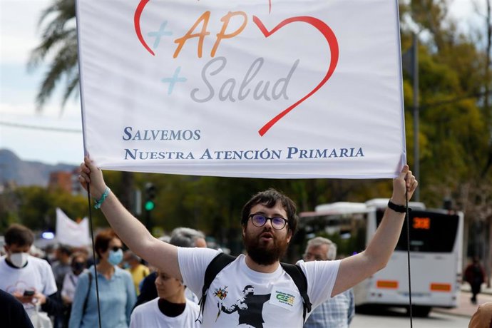 Manifestación de la Marea Blanca por las calles de Murcia en defensa de la Atención Primaria