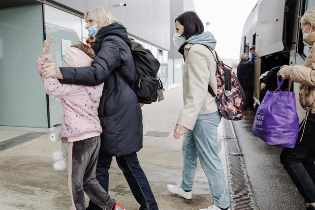 Una niña y su madre refugiados ucranianos a su llegada en un autobús procedente de Polonia, al Hospital de Emergencias Enfermera Isabel Zendal  