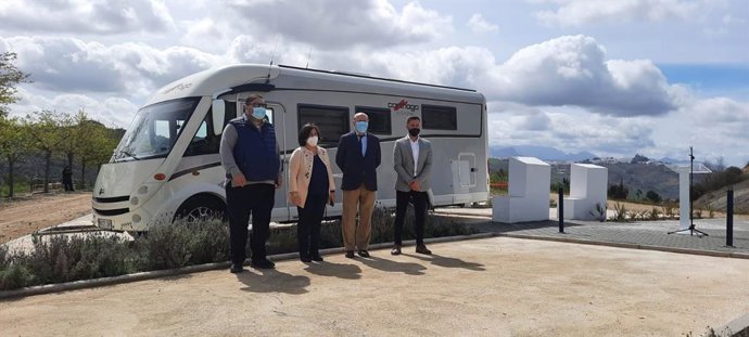 El presidente de la Diputación de Sevilla, Fernando Rodríguez Villalobos (tercero por la izquierda), visita la ampliación del aparcamiento de autocaravanas de Pruna.