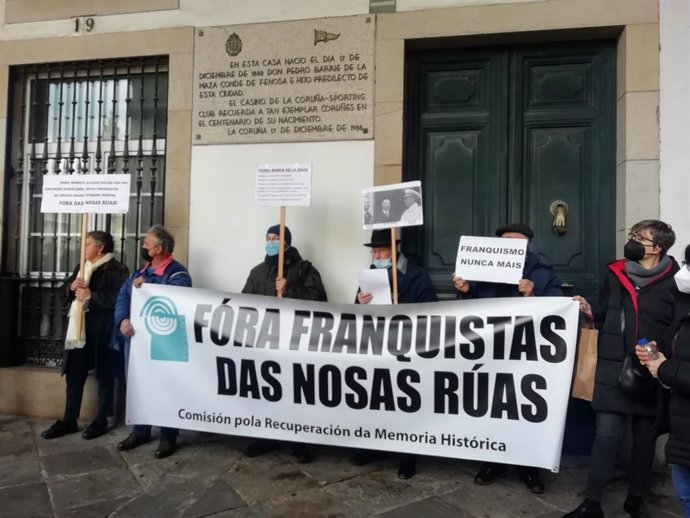 La Comisión pola Recuperación da Memoria Histórica de A Coruña celebra el VI 'Roteiro da Vergoña' para denunciar los homenajes a colaboradores franquistas en la ciudad