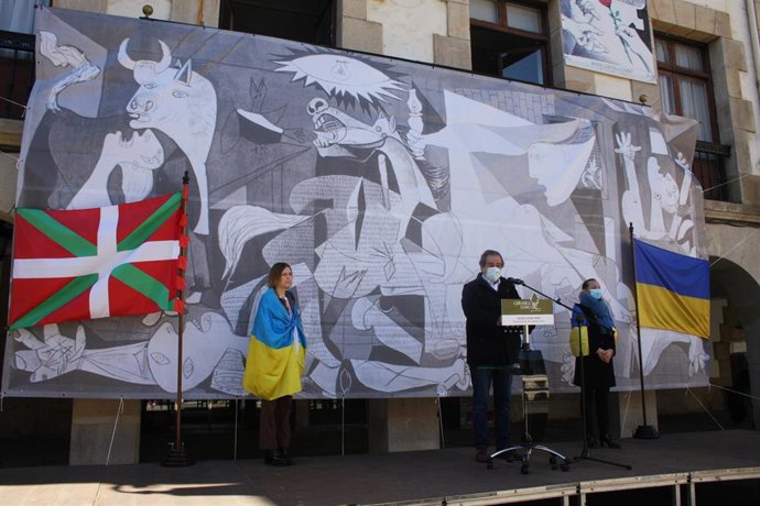 Acto en Gernika (Bizkaia) contra la guerra de Ucrania