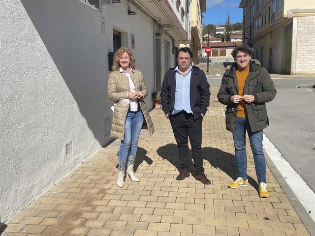 Cristina González, junto a Eneko Andueza y el alcalde de Iruña de Oca, Michel Montes