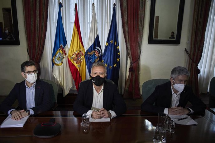 (I-D) El ministro de la Presidencia, Relaciones con las Cortes y Memoria Democrática, Félix Bolaños; el presidente de Canarias, Ángel Víctor Torres; y el ministro del Interior, Fernando Grande-Marlaska, en la reunión de la Comisión Mixta para La Palma, 
