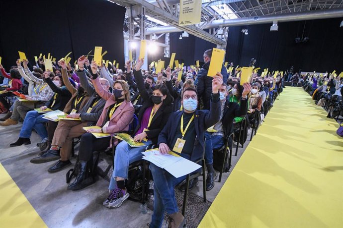 El president de la Generalitat, Pere Aragons, i la secretria general adjunta i portaveu d'ERC, Marta Vilalta, al costat d'altres dirigents de la formació, voten en la Conferncia Nacional d'ERC.