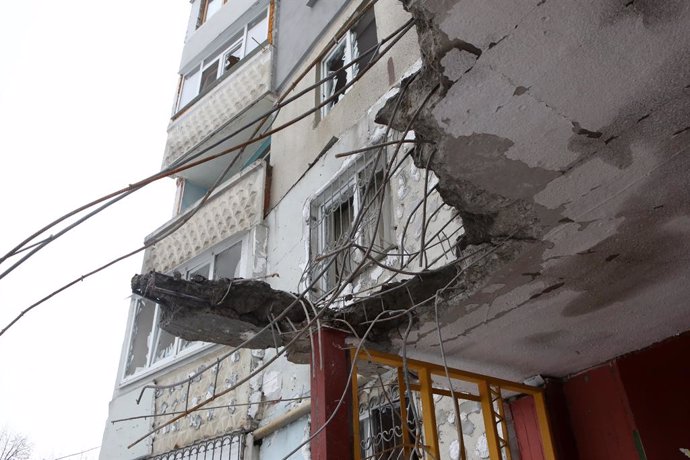 Danys materials en un edifici de la ciutat de Járkov aconseguit durant l'ofensiva militar de Rússia a Ucrana