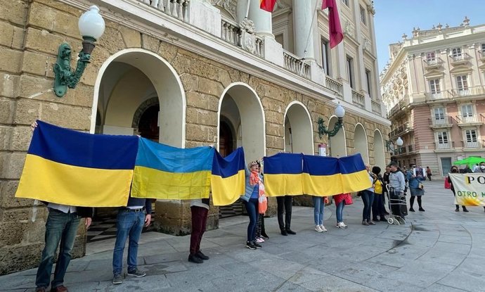 Más de un centenar de personas se concentran en Cádiz contra la guerra en Ucrania y para pedir la paz