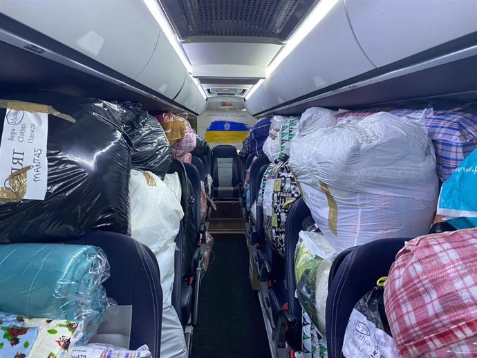 El autobús fletado por la Hermandad de Santa Marta lleva sobre todo material médico.
