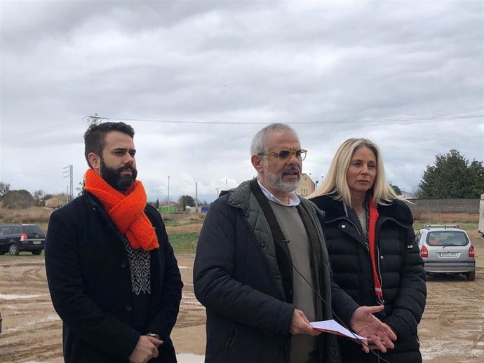 El líder de Cs en Catalunya, Carlos Carrizosa, acompañado por la concejal de Cs en la capital leridana, Maria Burrel, en Lleida