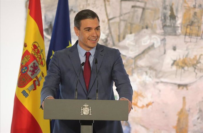 El presidente del Gobierno, Pedro Sánchez, interviene en el acto en el que Serrat ha recibido la Gran Cruz de la Orden Civil de Alfonso X el Sabio, en La Moncloa, a 22 de febrero de 2022, en Madrid (España). 