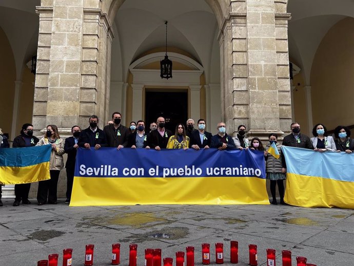Concentración en Sevilla en respuesta a la convocatoria de Eurocities en apoyo al pueblo ucraniano.