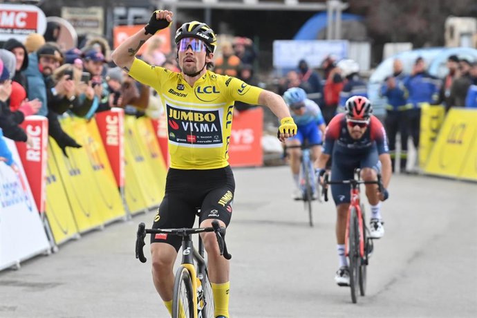 El ciclista esloveno Primoz Roglic, del Jumbo-Visma, celebra su victoria en la séptima etapa de la París-Niza 