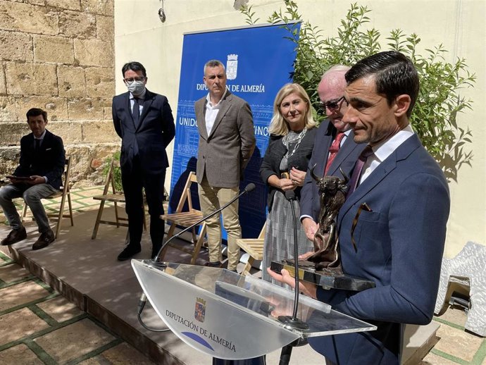 Francisco Ureña recibe el Trofeo a Mejor Faena de la Feria 2019 en el Patio del Mandarino en Almería