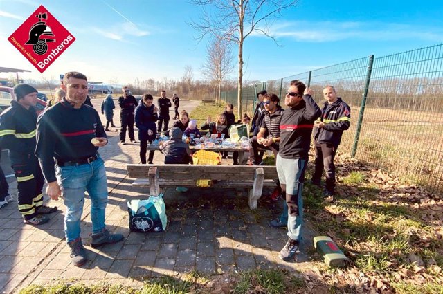 Bomberos de la Diputación de Alicante durante la travesía hasta Torrevieja para tarer a refugiados procedentes de Ucrania