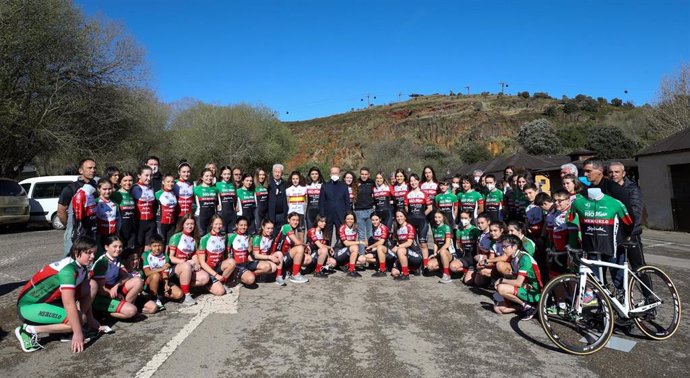 El consejero de Turismo, Javier López Marcano, en la presentación del equipo UCI Río Miera-Cantabria Deporte, que en su tercera temporada en la élite del ciclismo femenino lucirá en su equipaje el nombre de Cabárceno