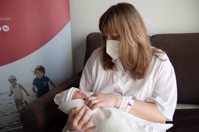 Mariia, madre ucraniana huída de la guerra, y su bebé, nacido en el Hospital de Dénia