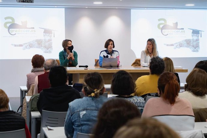 El Colegio Oficial de Veterinarios de Almería acoge el I Curso Intensivo y Presencial de Iniciación al CER para las cuidadoras de felinos de la ciudad.