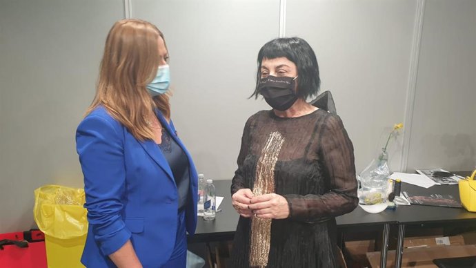 Barcones (i), junto con la diseñadora salmantina Fely Campo.