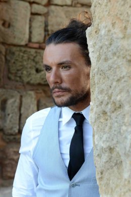 Las coplas de Quintero y Quiroga se vuelven flamenco sobre las tablas del Juan Bravo (Segovia), en la voz de Juan Fariña