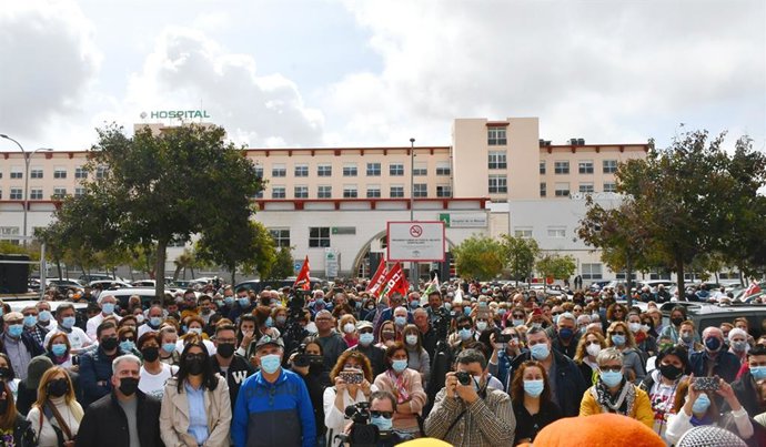 Concentración en el Hospital de la Merced de Osuna en defensa de la sanidad pública.