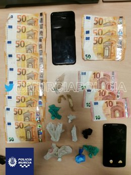 Dinero en metálico, dos teléfonos móviles y sustancias estupefacientes intervenidas