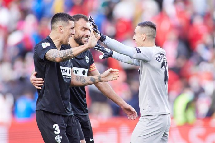 Enzo Roco, Edgar Badia y Gonzalo Verdú celebran el triunfo del Elche en el Nuevo Los Cármenes de Granada