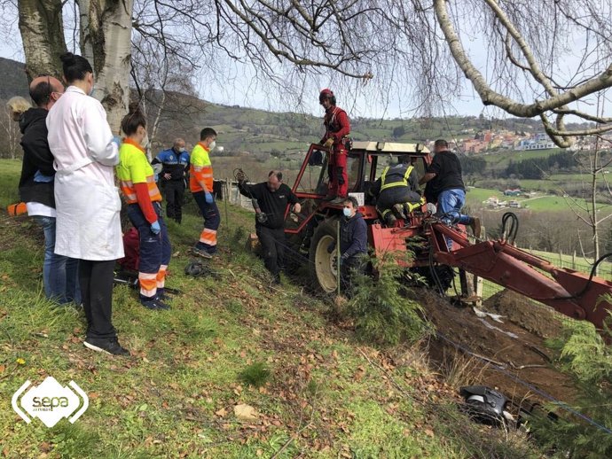 Accidente con un tractor en Tineo