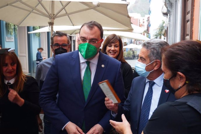 El presidente del Principado de Asturias, Adrián Barbón, a su llegada a la Conferencia de Presidentes que se celebra este domingo en La Palma, junto a su homólogo cántabro Miguel Ángel Revilla.