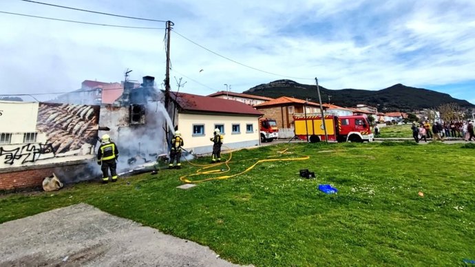 Los Bomberos del 112 extinguen un incendio de contenedores en Santoña