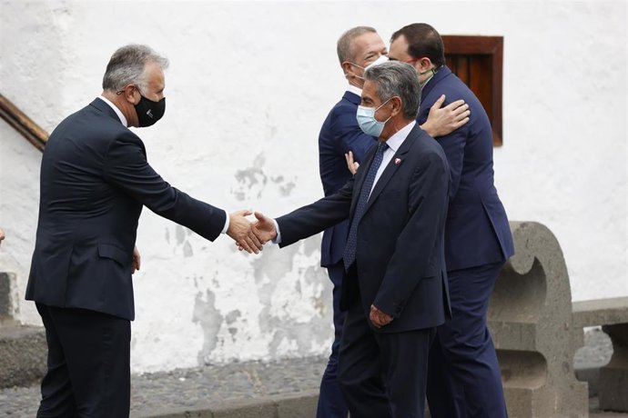 El presidente de Cantabria, Miguel Ángel Revilla, saluda al presidente canario durante el acto de homenaje a la ejemplaridad del Pueblo de La Palma