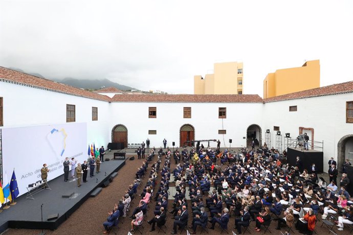 Los Reyes de España Felipe VI y Letizia, en el escenario, en un homenaje a los palmeros tras la erupción del volcán de Cumbre Vieja, en el claustro del Convento de San Francisco, a 12 de marzo de 2022, en Santa Cruz de La Palma, La Palma, Canarias (Espa