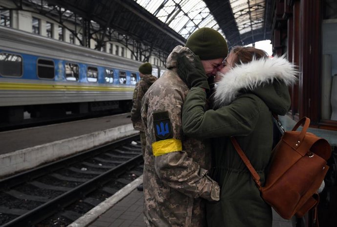 FILED - 09 March 2022, Ukraine, Lviv: Olga says goodbye to her boyfriend Volodimir as soldiers heading east to the front lines in the war with Russia at a train station in Lviv. Photo: Carol Guzy/ZUMA Press Wire/dpa