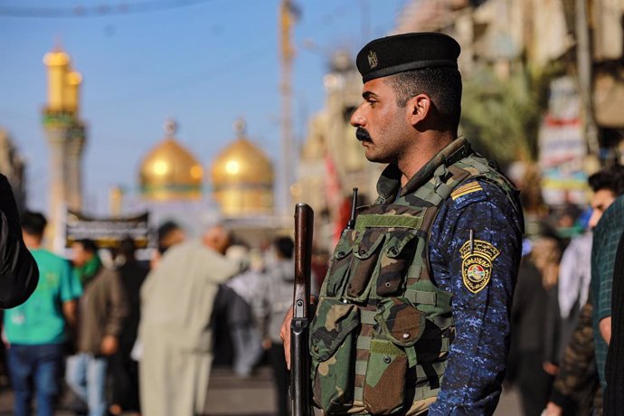 27 February 2022, Iraq, Kadhimiyah: An Iraqi soldier stands guard during the annual anniversary of the Shiite Imam Musa al-Kadhim, the seventh Imam in Twelver Shia, who died in the 8th century AD. Photo: Ameer Al Mohammedaw/dpa