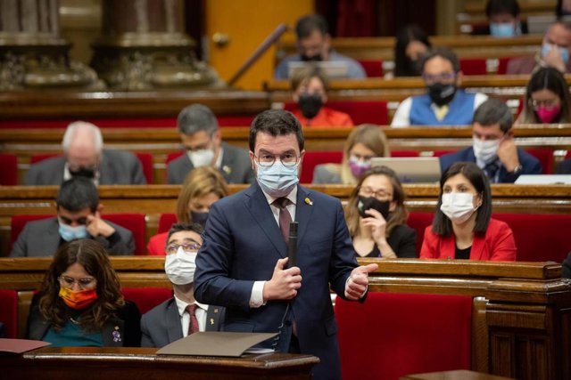 El presidente de la Generalitat, Pere Aragonès, interviene en una sesión plenaria en el Parlament de Cataluña, a 9 de marzo de 2022, en Barcelona, Catalunya (España). El pleno está marcado por la lectura de una declaración institucional de condena de los 
