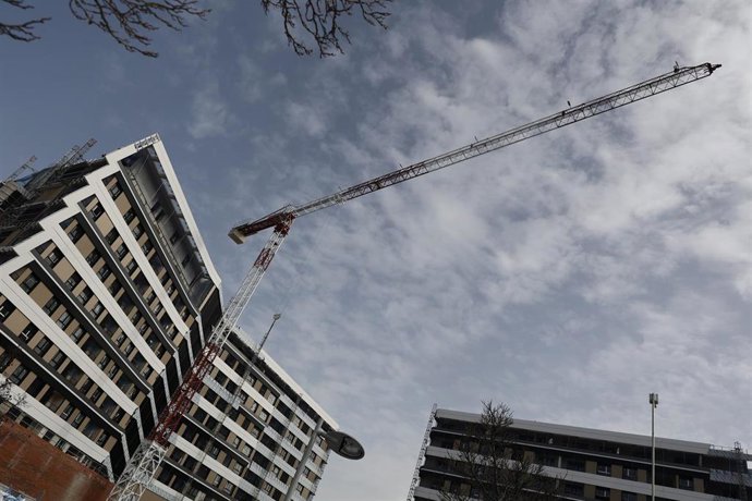 Una grúa en un edificio en obras, a 11 de febrero de 2022, en Madrid (España)