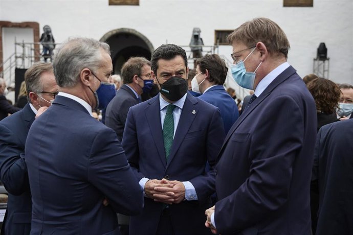 (I-D) El lehendakari, Íñigo Urkullu; el presidente de Andalucía, Juanma Moreno; y el presidente de la comunidad valenciana, Ximo Puig; charlan en el reconocimiento a los palmeros tras la erupción del volcán de Cumbre Vieja, en el Convento de San Francis